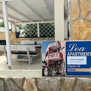 Lea With Pool Apartmán
